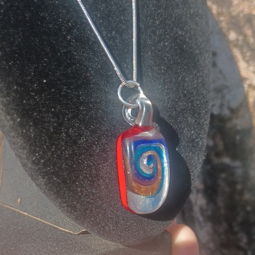 VTG Swirl Glass Pendant Necklace - Picture 4 of 6
